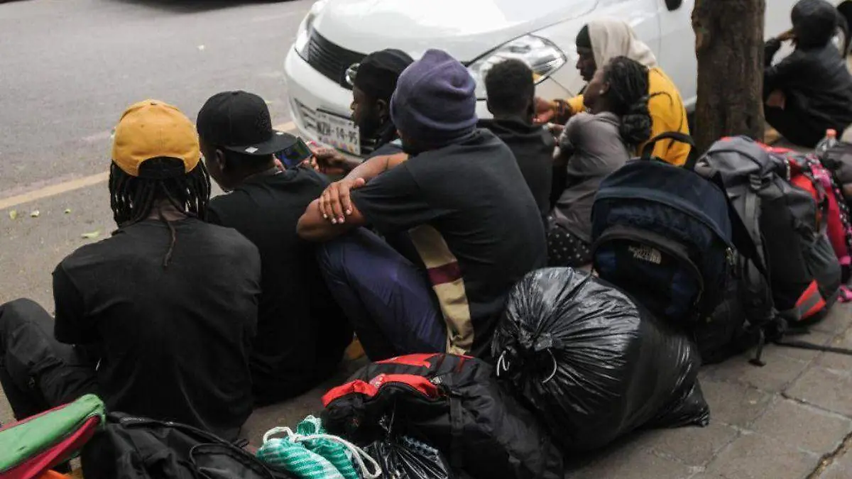 Migrantes arriban a Plaza Giordano Bruno por cierre de albergue (1)